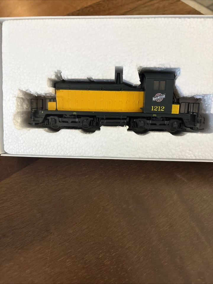 Walthers HO 932-1359 C&NW Chicago Northwestern EMD SW-1 Diesel Locomotive #1212 - Image 3 of 4