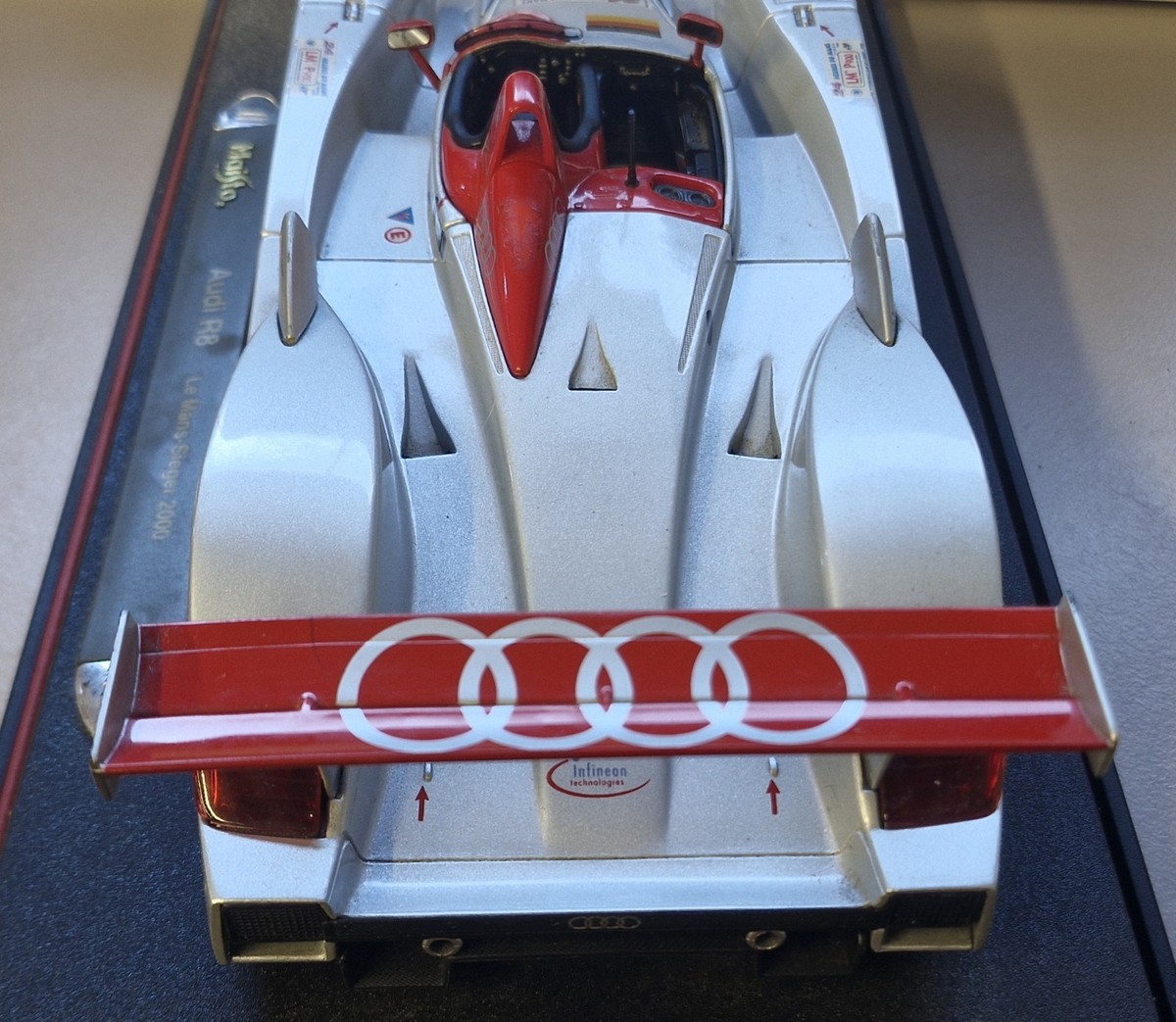 Audi R8 Le Mans-Sieger 2000 Team Joest #8 Maisto 1:18 Scale Die