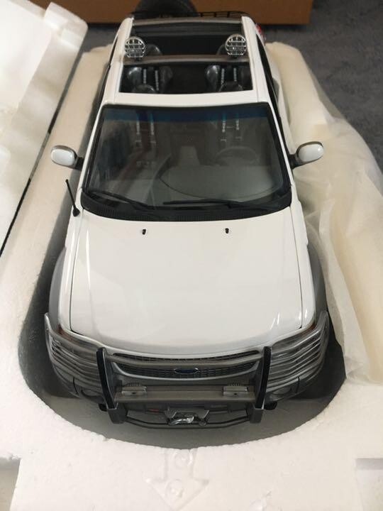 1/18 AUTOart Ford Expedition Himalaya Concept White w/ Box 1/18 AUTOart Ford Expedition Himalaya Concept White w/ Box