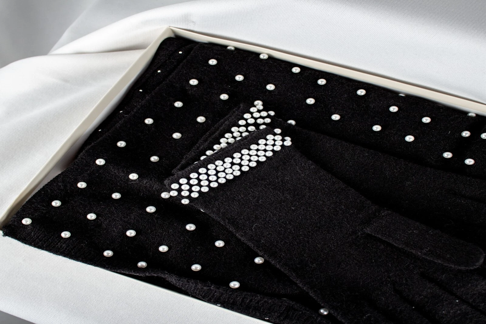 LA FIORENTINGA New Black white Pearls Viscose Blend Women Gloves Scarf Set