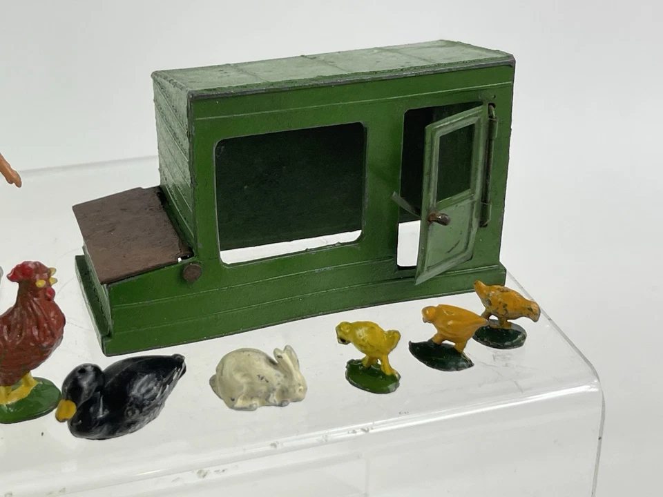 Figuras de juguete vintage de metal de 54 mm de conejos y niñas de granja casa de gallinas media luna 1952 Foto 2 de 4