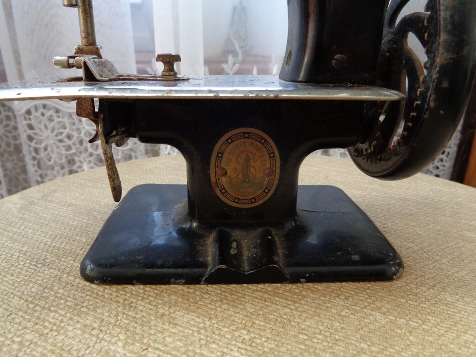 ANCIENNE PETITE MACHINE A COUDRE SINGER JOUET ENFANT FONTE ALUMINIUM - Photo 2/4