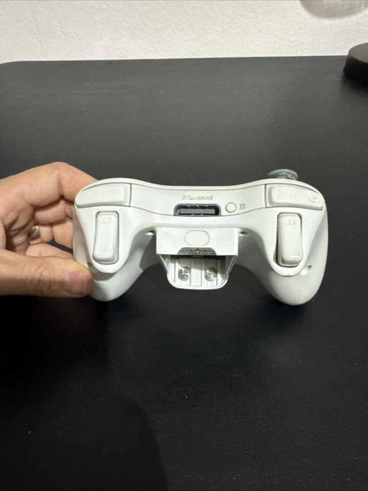 Genuine OEM White Microsoft Xbox 360 Wireless Controller No Bat. Cover PartsOnly - Image 4 of 4