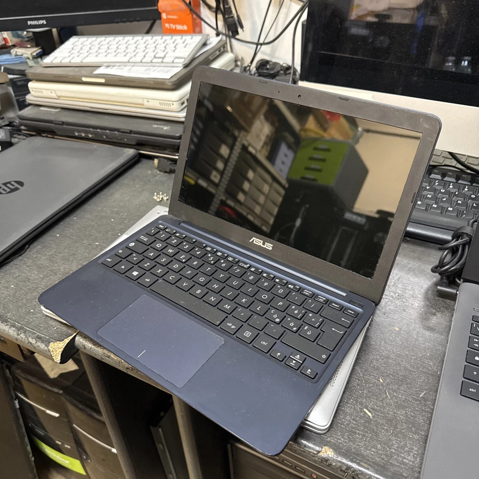 Notebook Asus X205T - Immagine 2 di 4