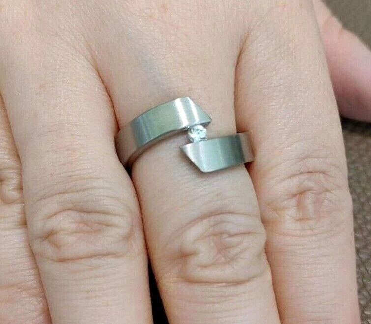 KADO Damen Edelstahl Ring mit 1 Swarovski Kristall (Brillant-Schliff) Größe (56)