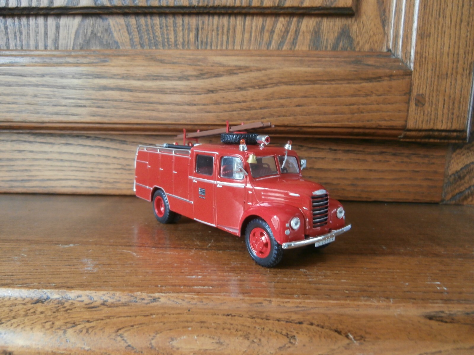 Camion pompier Ebro autopompe à l'échelle 1/43e en métal injecté haute finition
