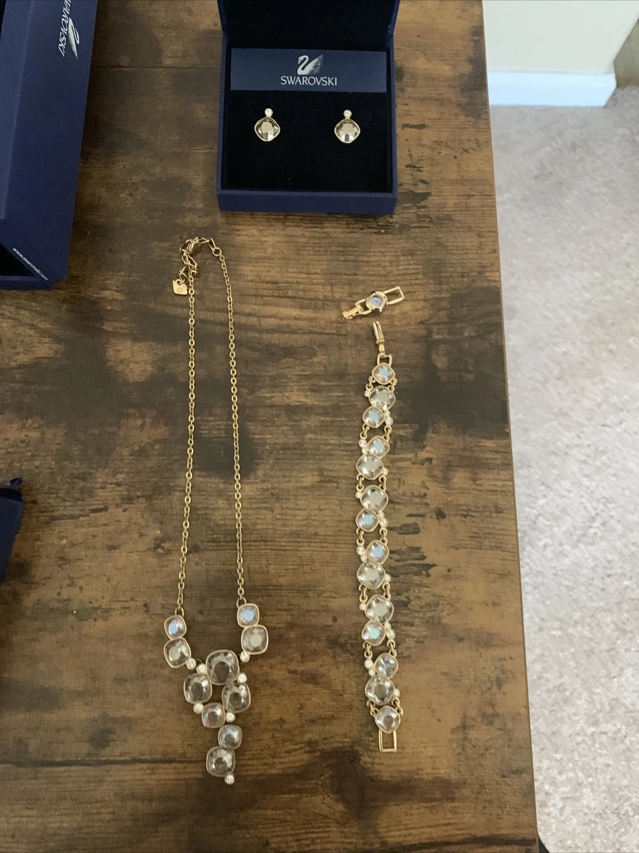 Swarovski Crystal jewelry set. Necklace. Earrings. Bracelet With