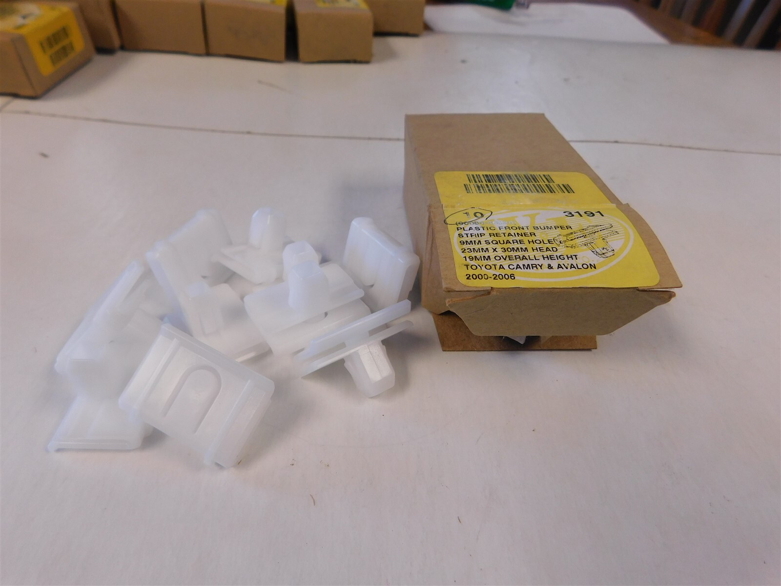 PLASTIC BUMPER STRIP RETAINERS LOT OF 10X 9008446020 FITS 200006