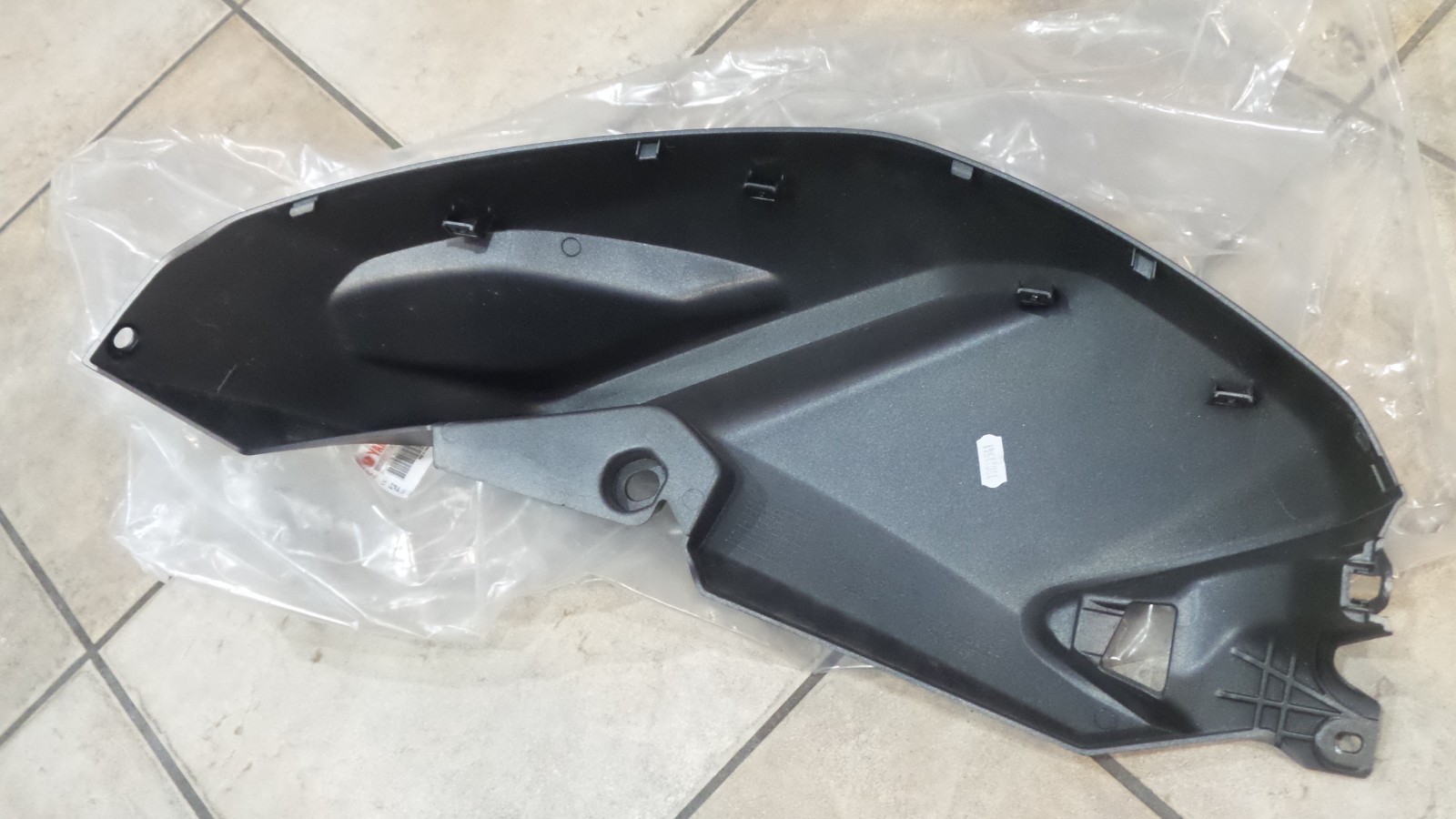 YAMAHA MT 125 RIGHT TANK COVER GENUINE LOOK MY PICTURES PLEASE
