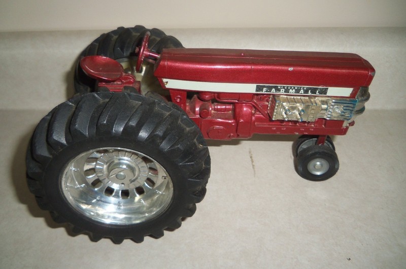 FLYIN' FARMALL 560 PULLER TRACTOR INTERNATIONAL IH ERTL Vintage Farm Toy