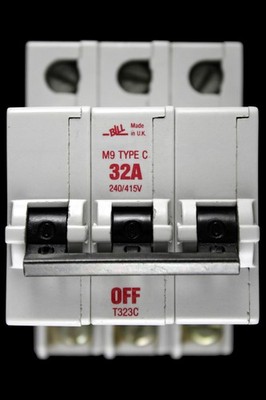 BILL 32 AMP CURVE C M9 MCB SCHUTZSCHALTER DREIPOLIG T323C ROT