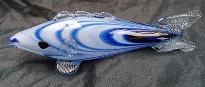 Vintage Murano-Stil Kunst Glas Fisch Figur mit einem blau & weißen Wirbel Muster.