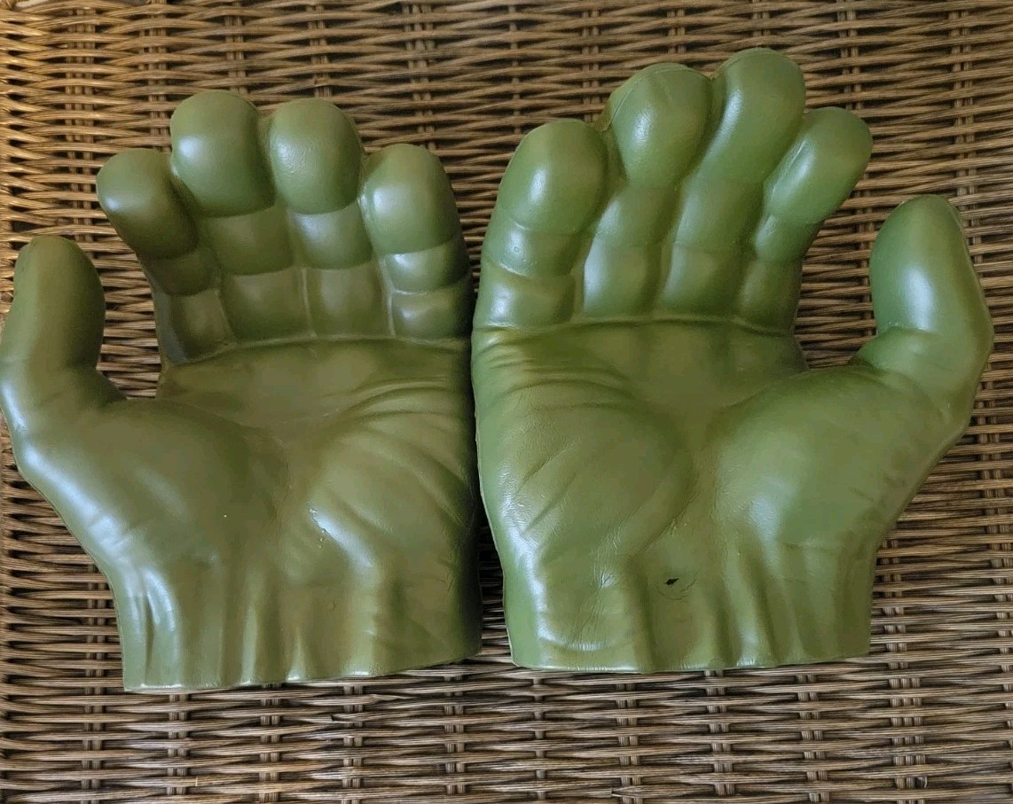 Marvel Avengers Hulk Hands Gamma Grip Fists Gloves. Hasbro 2015