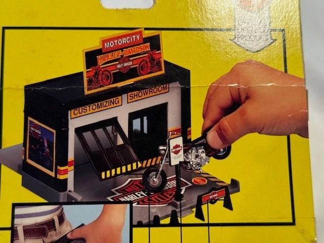 1993 Matchbox - Harley Davidson Custom Shop Travel Playset - Red Chopper - Image 3 of 4