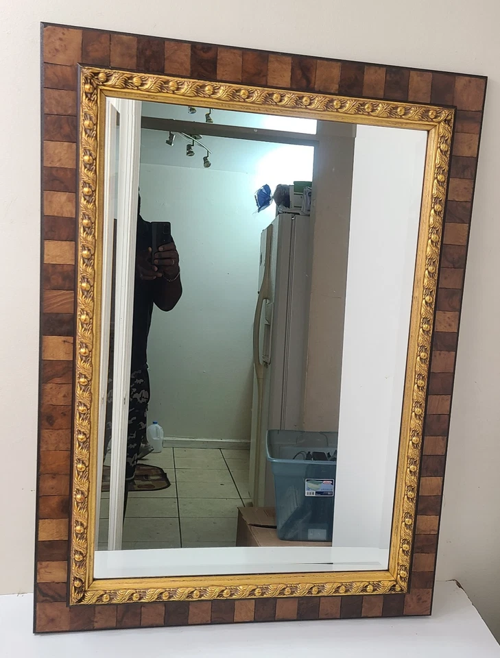 Espejo de pared empresarial con marco de madera marrón y dorado (31,5" x 44") Foto 3 de 4