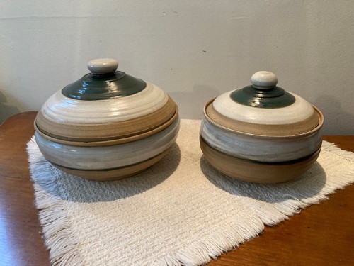 Set of 2 Studio Art Pottery Lidded Casseroles 1Qt, 3/4Qt Bone Green Beige Stripe - Picture 10 of 17
