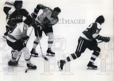 1974 Press Photo Penguins Al De Mardo vs Flyers Terry Crisp in Philadelphia