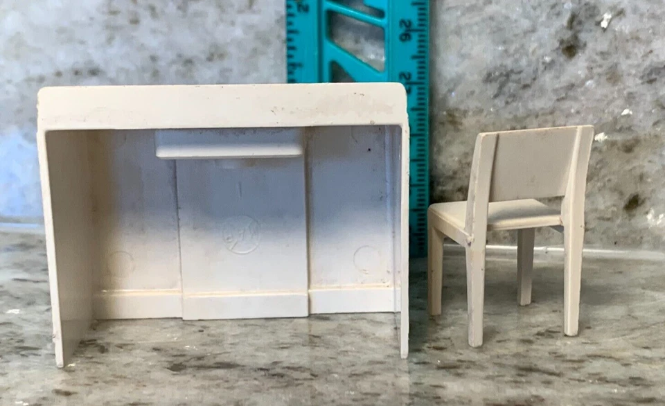 Fregadero y silla de cocina vintage de muebles de muñeca de juguete Marx Foto 3 de 4