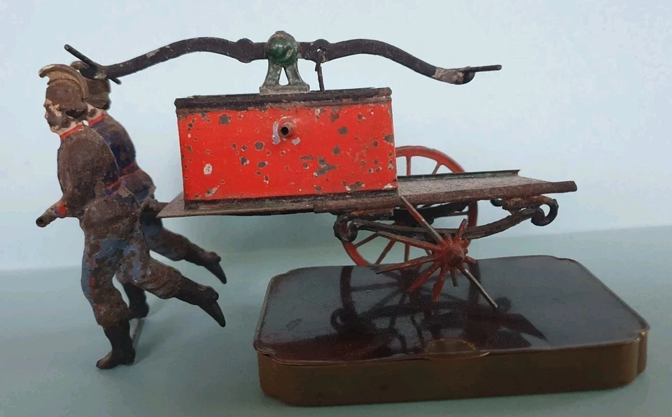 Jouet ancien Pompiers avec pompe à bras Tôle lithographiée XIXe - Photo 3/4