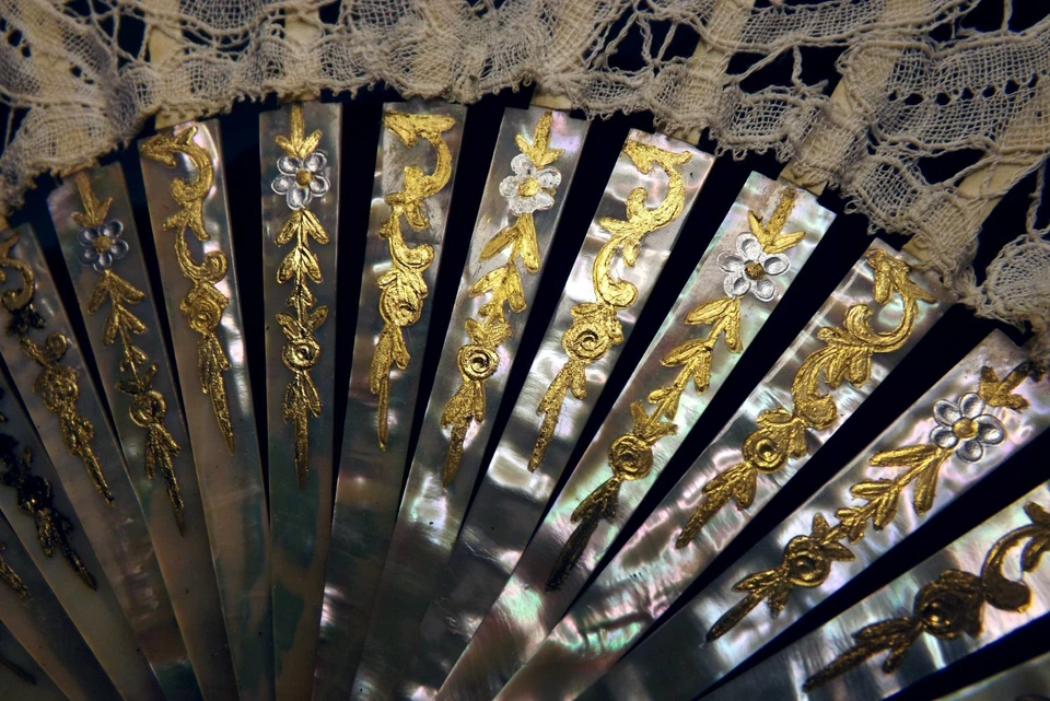 Antiguo abanico de nácar bobina de encaje pintado a mano seda Foto 3 de 4