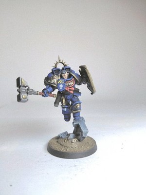 Warhammer 40k Space Marine Captain mit Jump Pack und Relic Schild bemalt