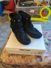 Minnetonka Womens Double Fringe Ankle Boots Booties Black Suede Moc Toe Zip 9