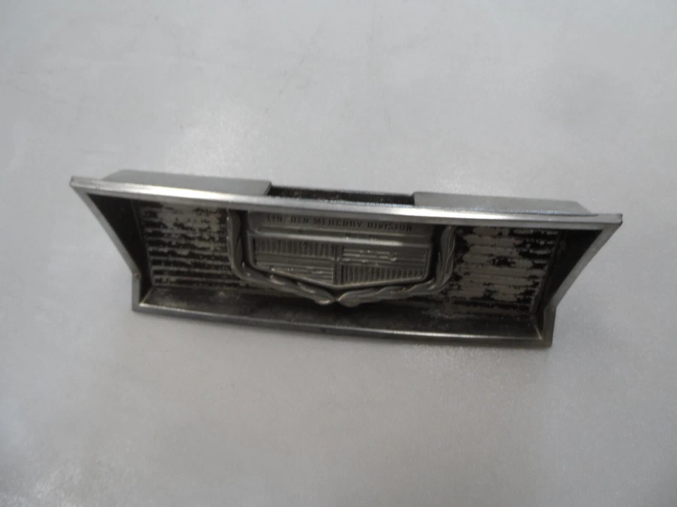 1969 69 1970 70 Mercury Cougar tapa puerta combustible cubierta insertar bisel con emblema OEM Foto 4 de 4