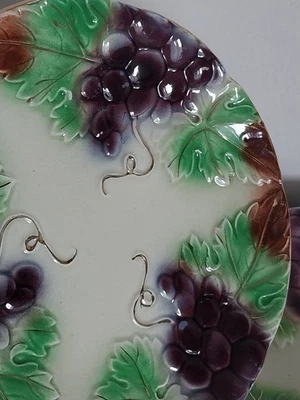 BARBOTINE, FAÏENCE CHANTILLY OU ONNAING, 3 ASSIETTES DÉCOR GRAPPES DE RAISINS 🍇 - Photo 1/4