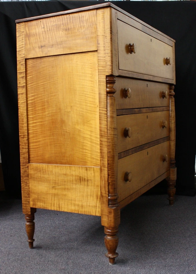 Cajonera de oficina antigua de arce tigre con 4 cajones. Lados con paneles. 1860 Foto 2 de 4