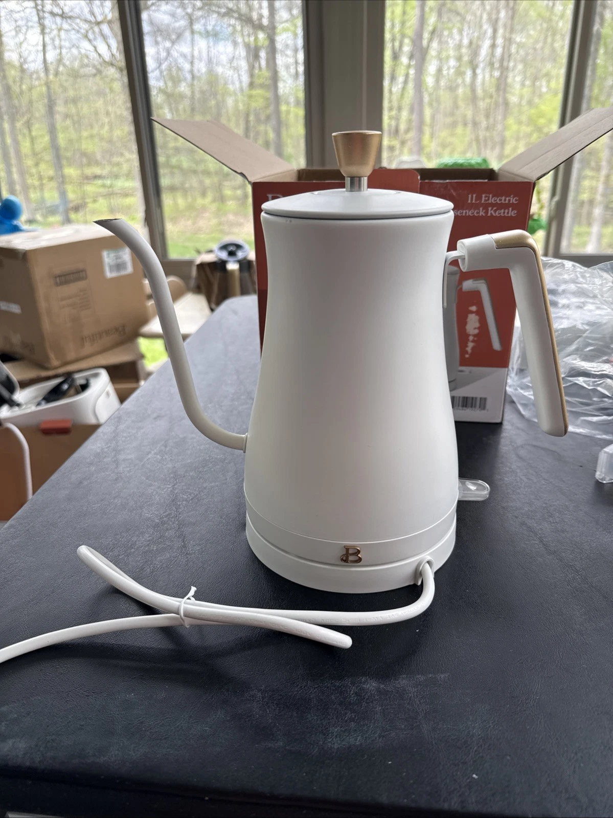 Beautiful 1-Liter Electric Gooseneck Kettle 1200 W white icing