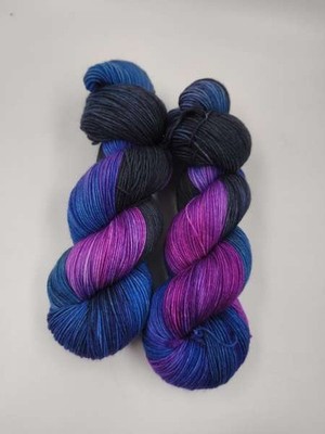 Die Softe '' High Twist Einöder Merino Sockenwolle - Purpleblaue *handgefärbt