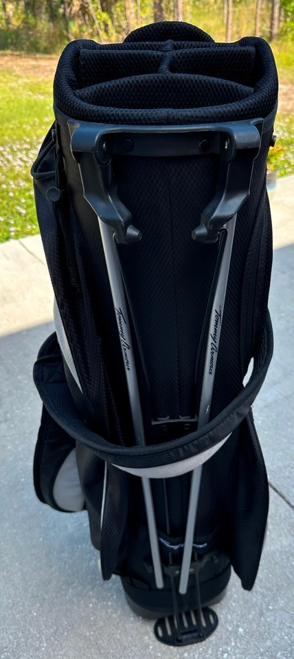 Bolsa de suporte de golfe Tommy Armor 8 vias preta cinza com capa de chuva e alça dupla. - Imagem 3 de 4