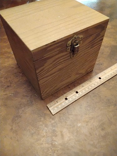 SVEA 123 STOVE, FUEL CAN AND WOODEN CARRYING CASE, USED IN VERY GOOD CONDITION