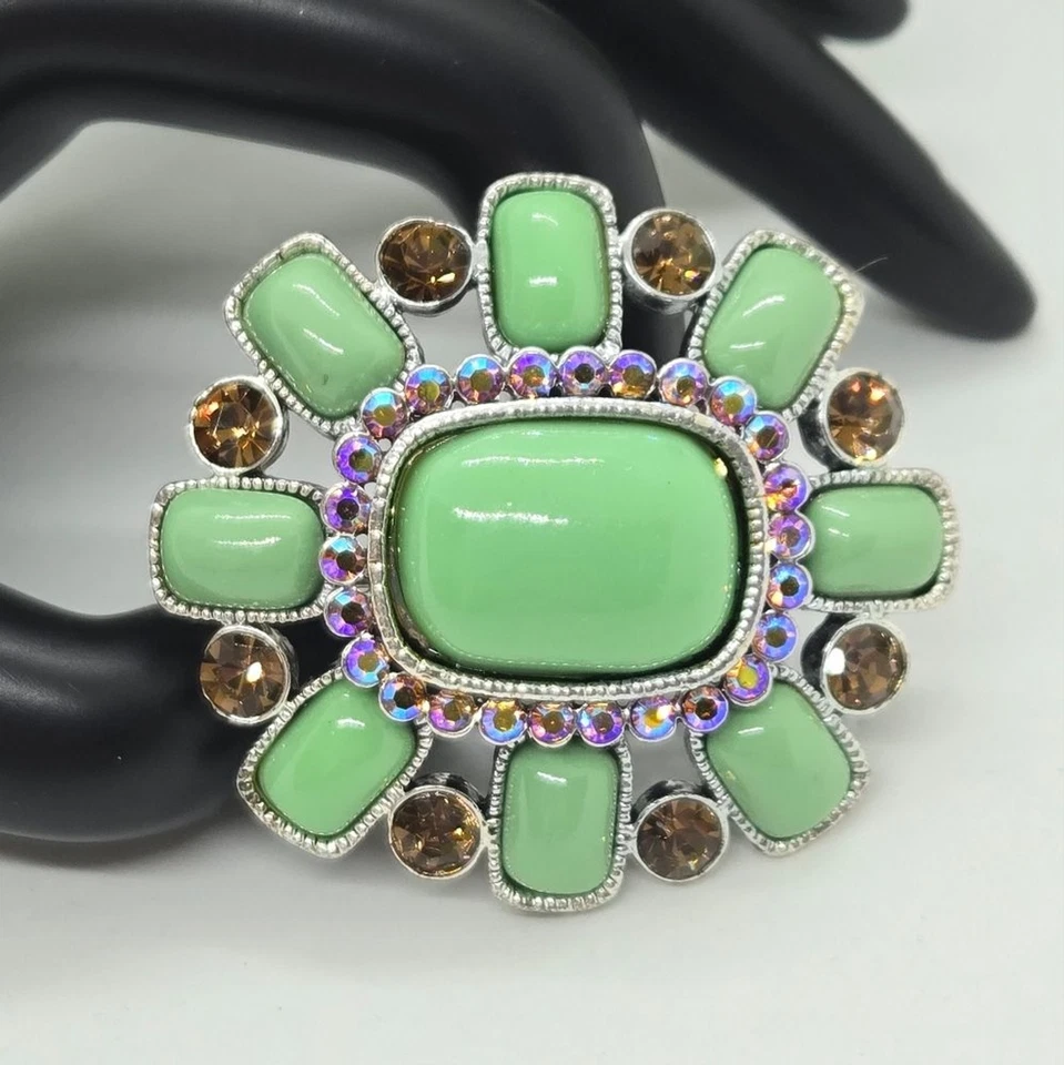 Broche prendedor de piedra AB tono verde jade y ámbar Joan Rivers tono plateado Foto 4 de 4