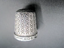 ART DECO SILVER THIMBLE 'THE SPA' HALLMARKED 1931. HENRY GRIFFITH LEAMINGTON SPA