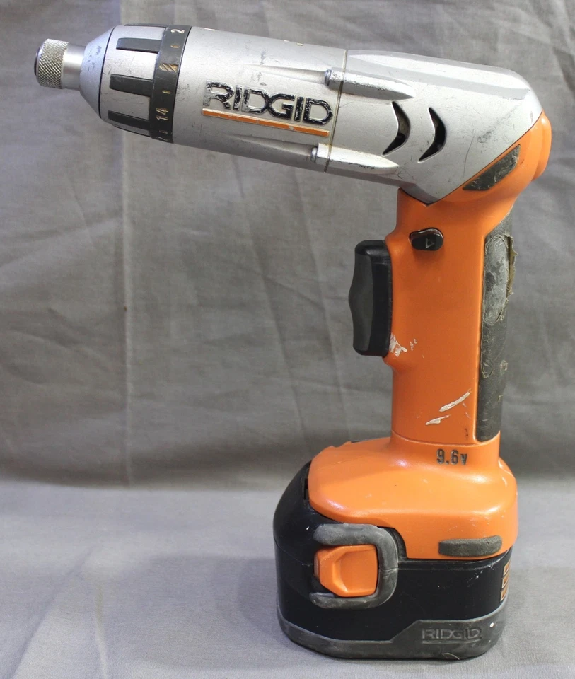 Destornillador pivotante Ridgid 1/4" acoplador hexagonal 9,6 V R81030 ~ con batería y cargador Foto 2 de 4