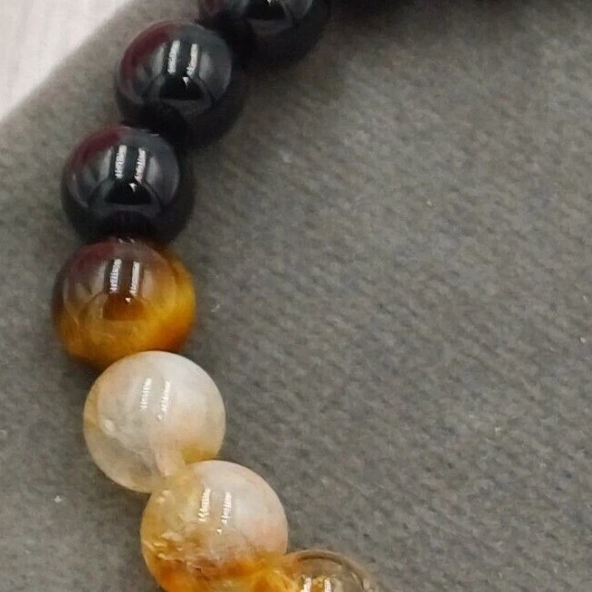 Pulsera hecha a mano con piedras preciosas curativas de cristal de turmalina, ojo de tigre y citrino Foto 3 de 4