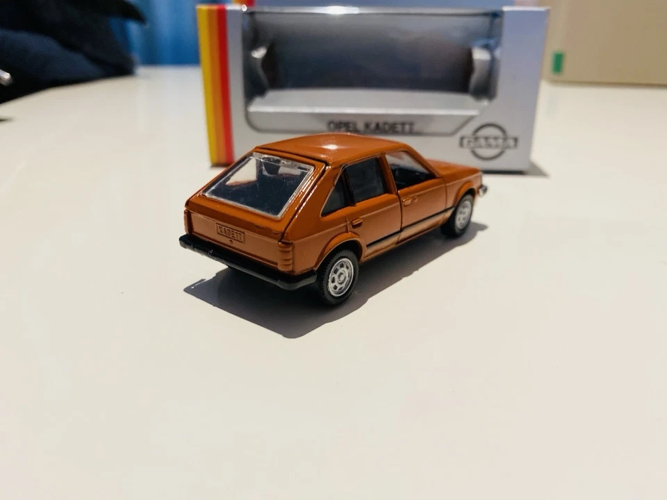 Gama Opel Kadett D 1979 Modelo 1105 Marrón Alemania Foto 3 de 4