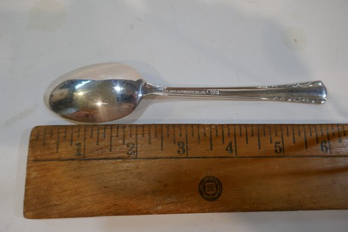 Odd Class of 1953 Holmes Edwards Inlaid Silver Plate Flatware Spoon Nice Cond - Picture 4 of 5