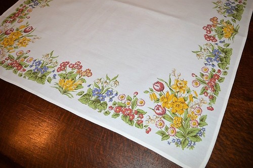 SPRING GARDEN RAINBOW OF DAFFODILS & TULIPS! VTG GERMAN PRINT TABLECLOTH - Picture 7 of 12