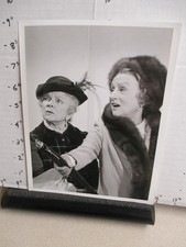 NBC TV show photo 1970s SNOOP Sisters Helen Hayes Mildred Natwick umbrella L-X