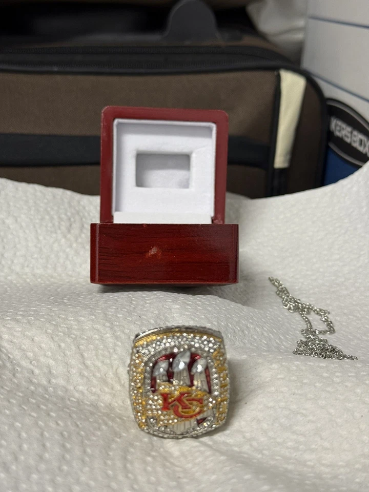 Anillo del Super Bowl de los Kansas City Chiefs con estuche marrón Foto 3 de 4
