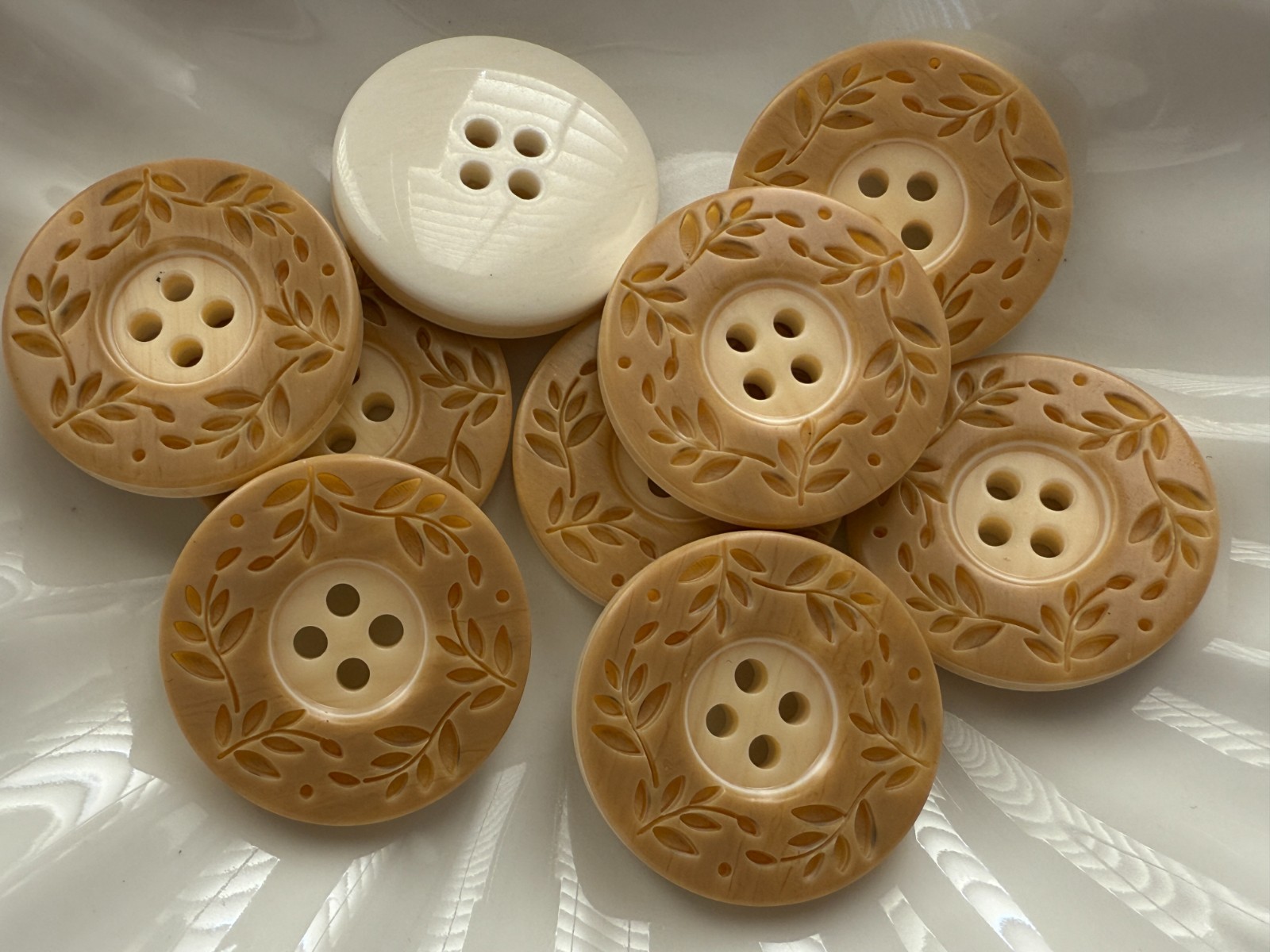 10PC Cream Vine and Leave Large Resin Sewing Button Flat Back 4 Holes 28mm