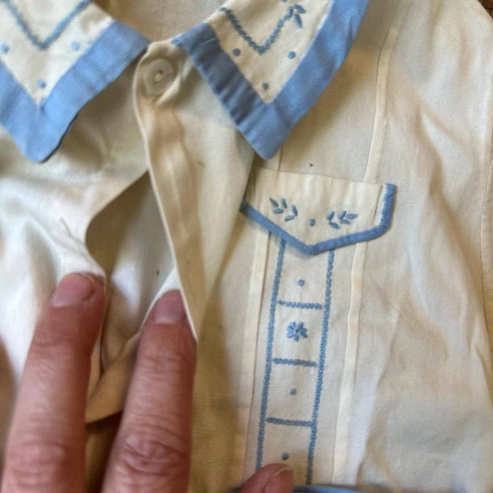 Conjunto de Romper Masculino Vintage Feito à Mão Anos 40 6 Meses Bordado Azul Creme 2 Peças Falha - Imagem 4 de 4