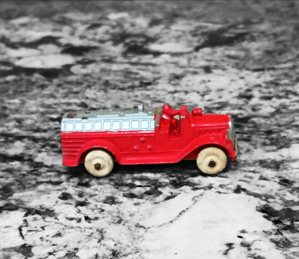 Camiones de bomberos y camión cisterna Tootsietoy de la década de 1930 rojos con neumáticos de goma blancos Foto 2 de 4