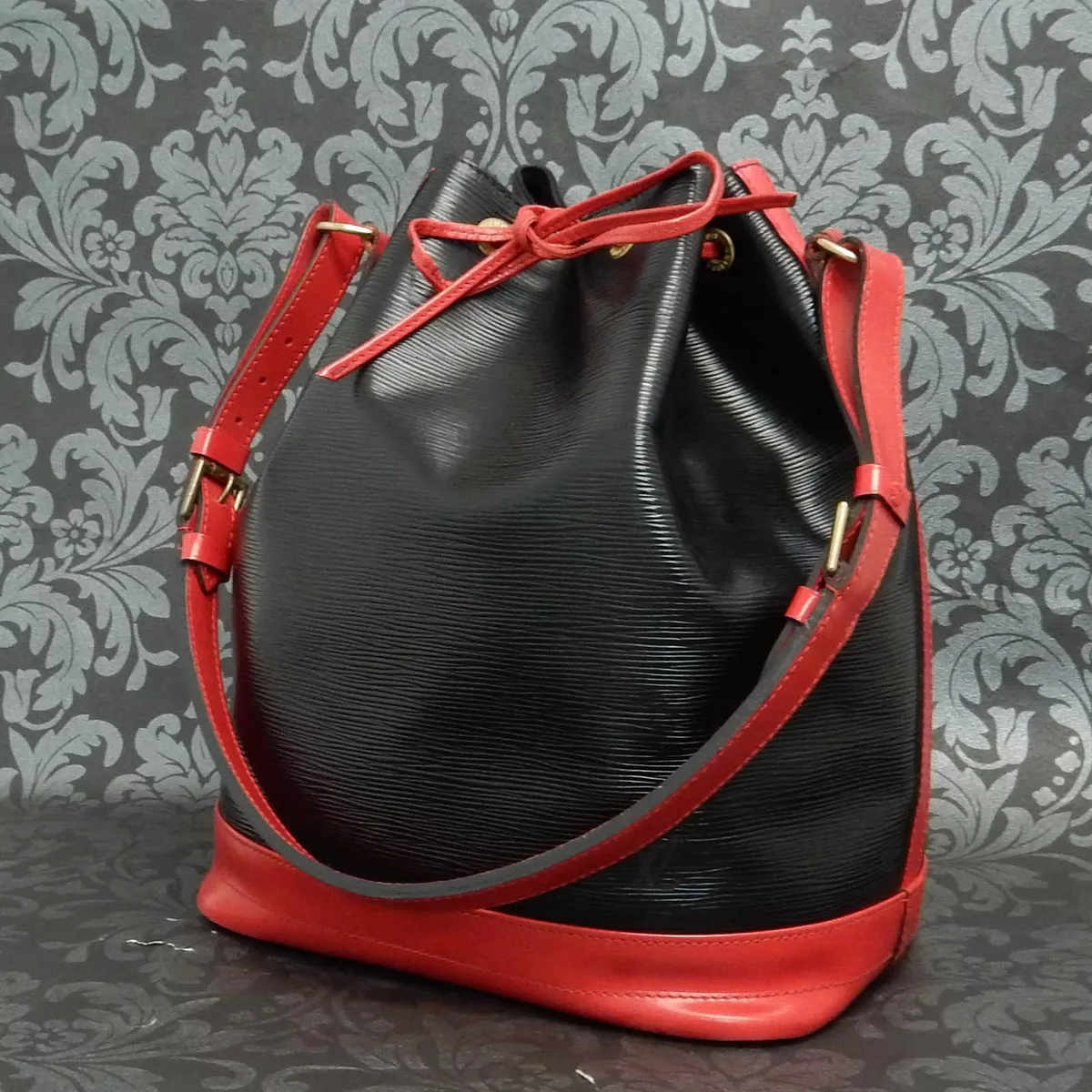 LOUIS VUITTON EPI NOE Black & Red Drawstring Shoulder Bag Handbag