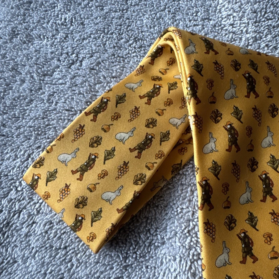 Corbata Salvatore Ferragamo dorada caza conejos hojas de otoño bellotas seda Italia Foto 2 de 4