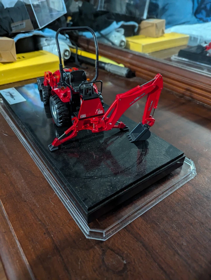 Red 1/18 TYM Tractor Diecast In great Condition makes a great Christmas gift - Image 4 of 4