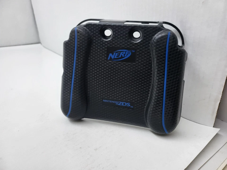 FUNDA CON EMPUÑADURA NERF NEGRA Y AZUL PARA PRIMERA CONSOLA NINTENDO 2DS original Foto 2 de 4