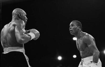 Marvin Hagler Fighting Sugar Ray Leonard 1987 Old Boxing Photo